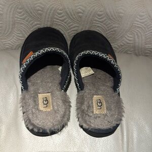 Ugg kids Tasman slip on size 1 used in good condition